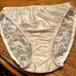 NWOT Christian Dior Lingerie Iridescent Pink Dashes of green Satin pearls& lace